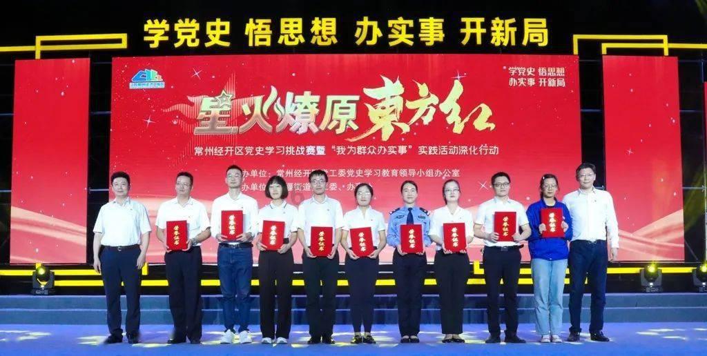 男子雪夜骑电动车摔倒路过女子下车救助为好心人点赞